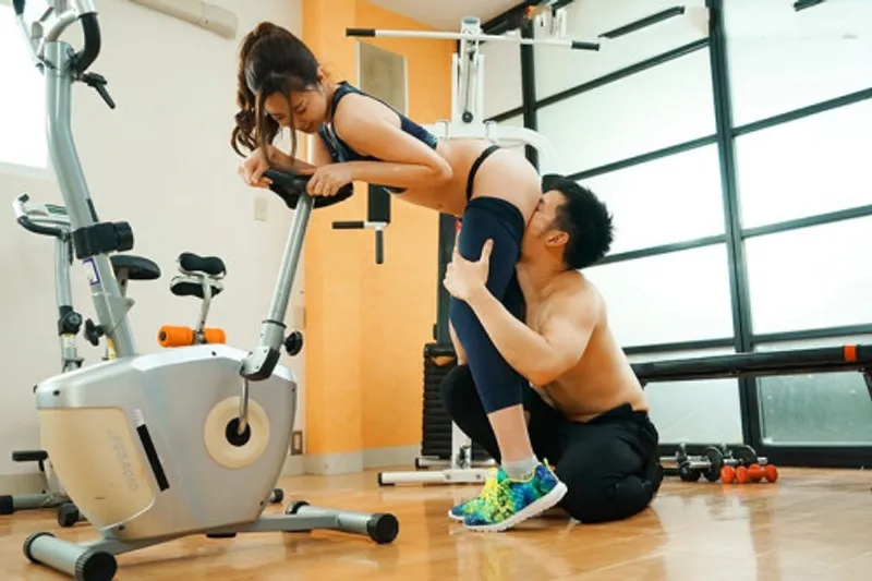 Xin gã chồng đi tập gym, vợ địt trộm với anh pt