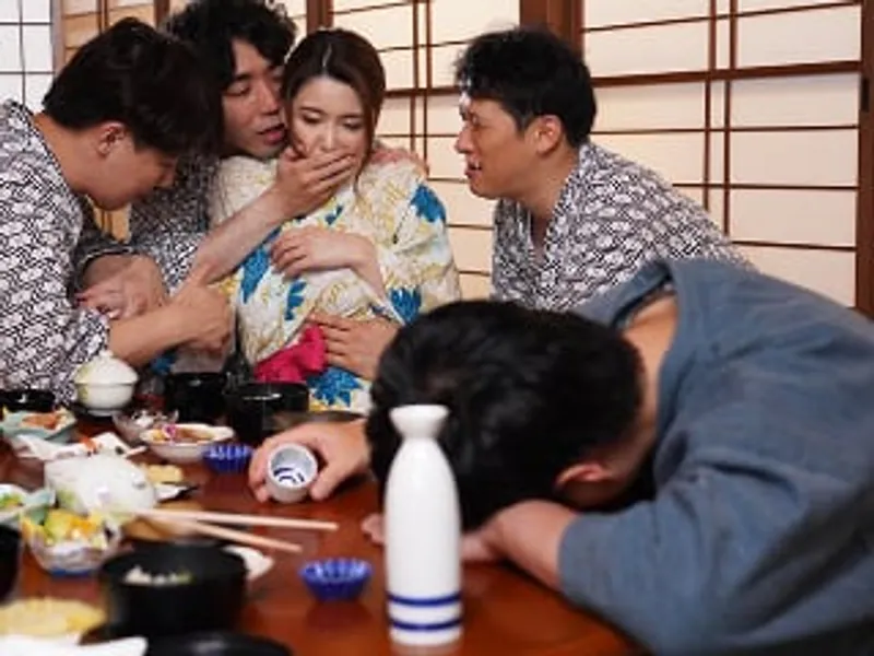 đưa vợ đi suối nước nóng, chồng không biết cô vợ bị người khác trả bài sấp mặt