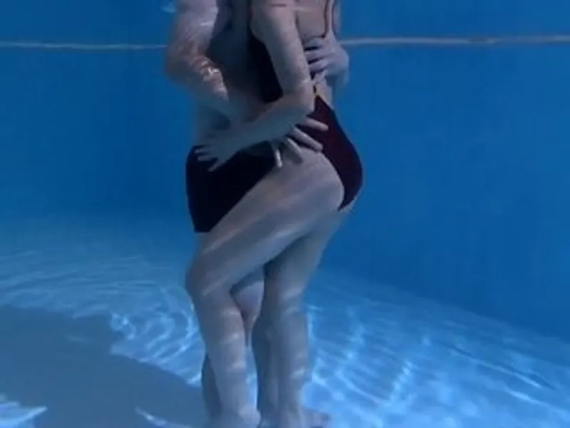 ông chồng lạnh nhạt, vợ yêu "đi ngoài" với hlv dạy bơi