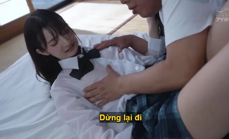 Bố dượng không còn kiềm được trước bé gái trong bộ đồng phục bị ướt mưa